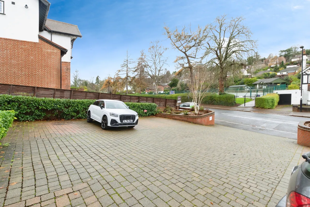 Woodcote Valley Road, Purley, CR8, photo 13