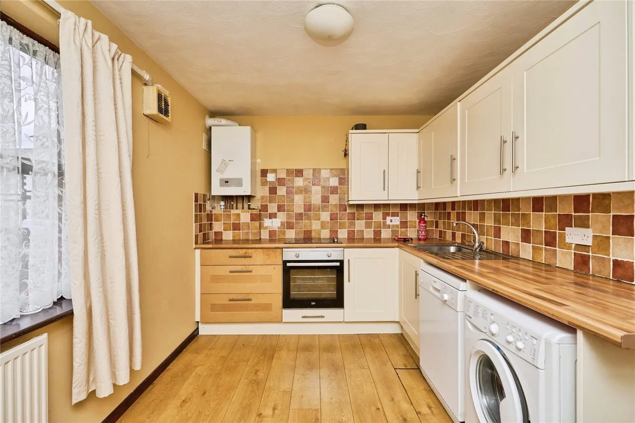 Avenue Road, Sandown, PO36, photo 11