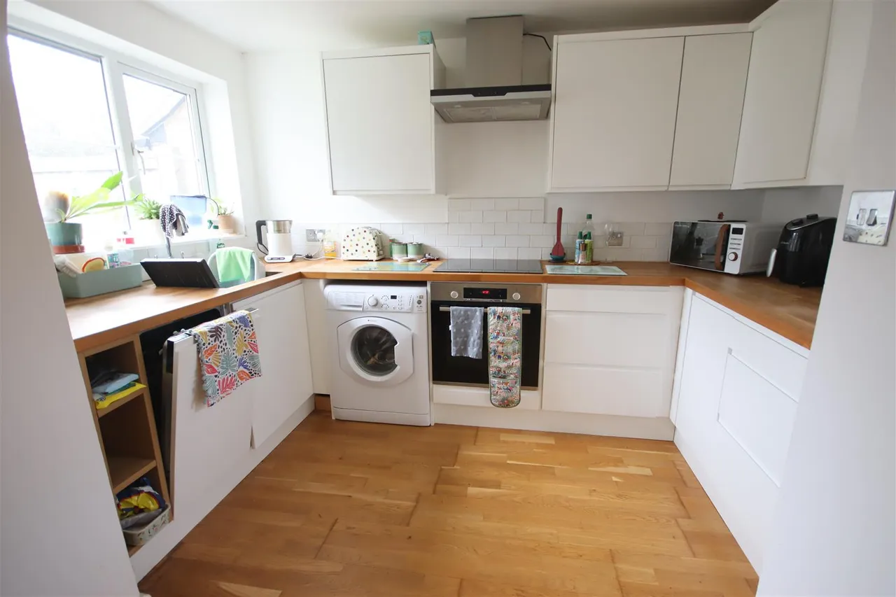 Holland Close, Chippenham, photo 8