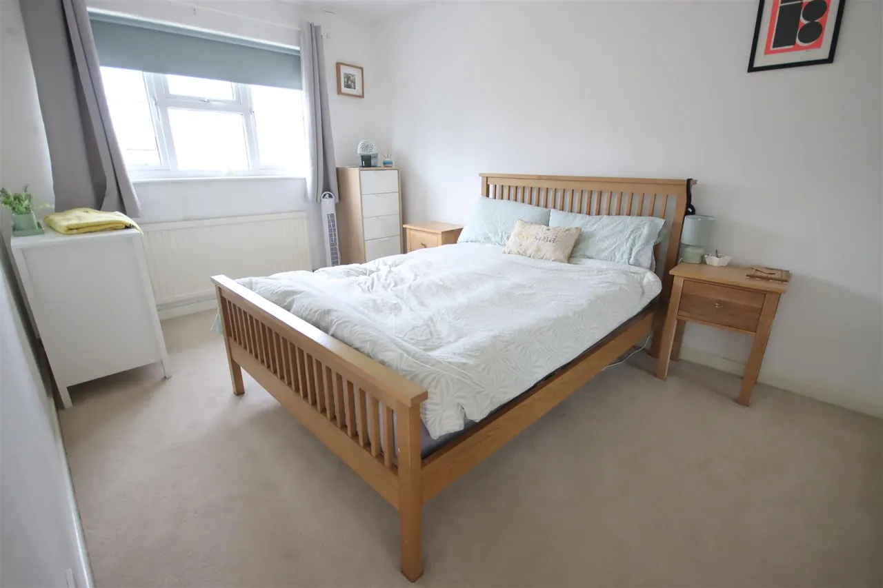 Holland Close, Chippenham, photo 9