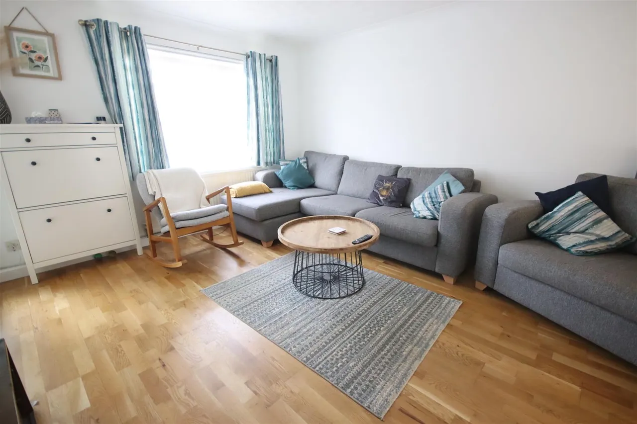 Holland Close, Chippenham, photo 5