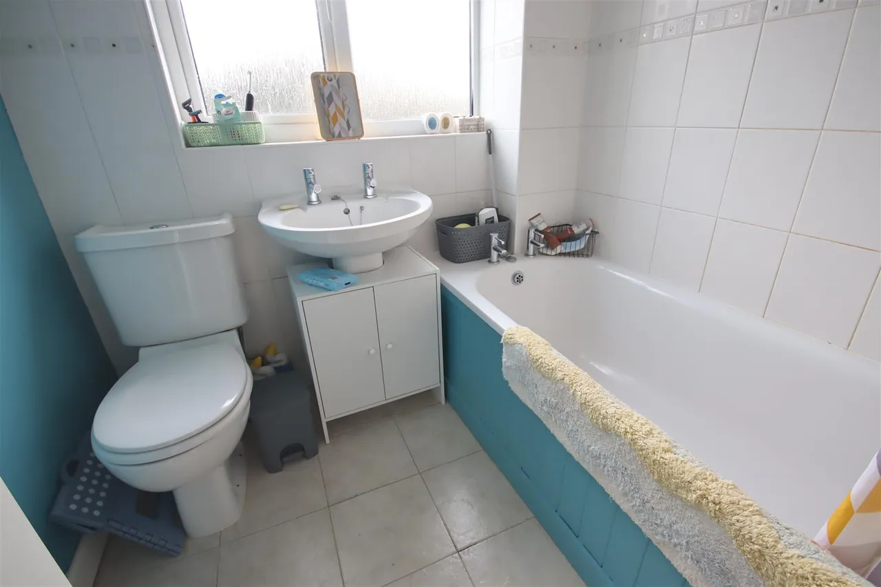 Holland Close, Chippenham, photo 12