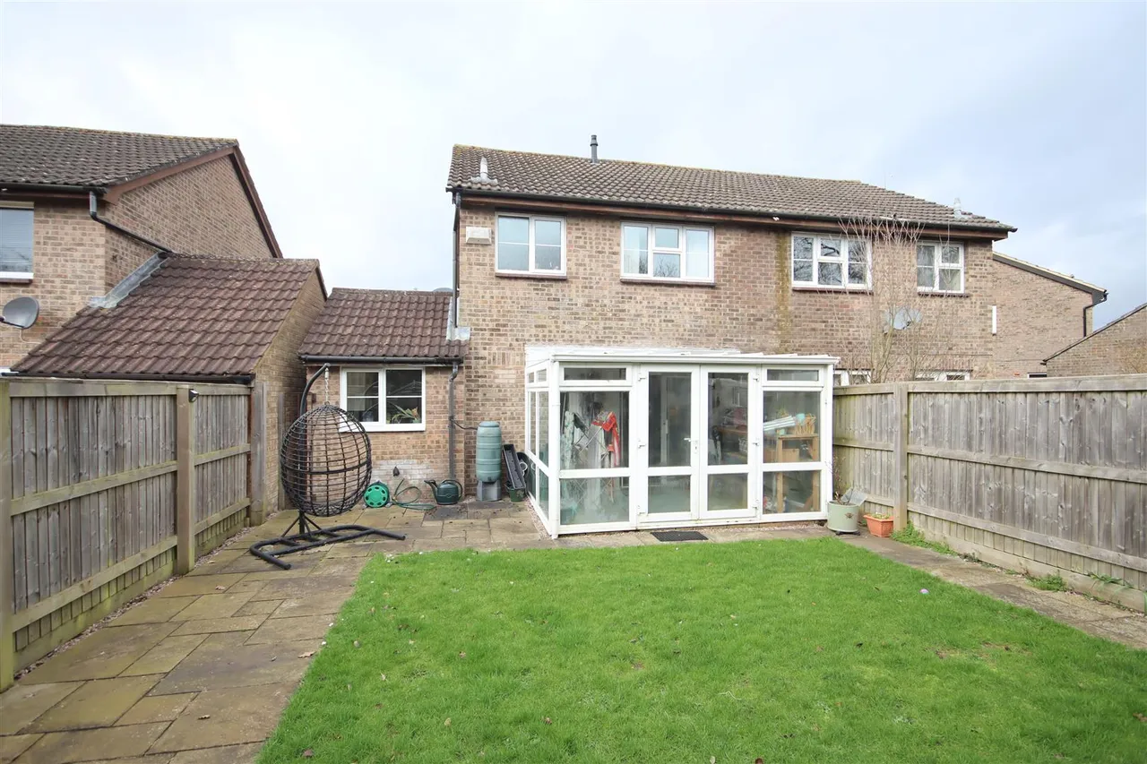 Holland Close, Chippenham, photo 2