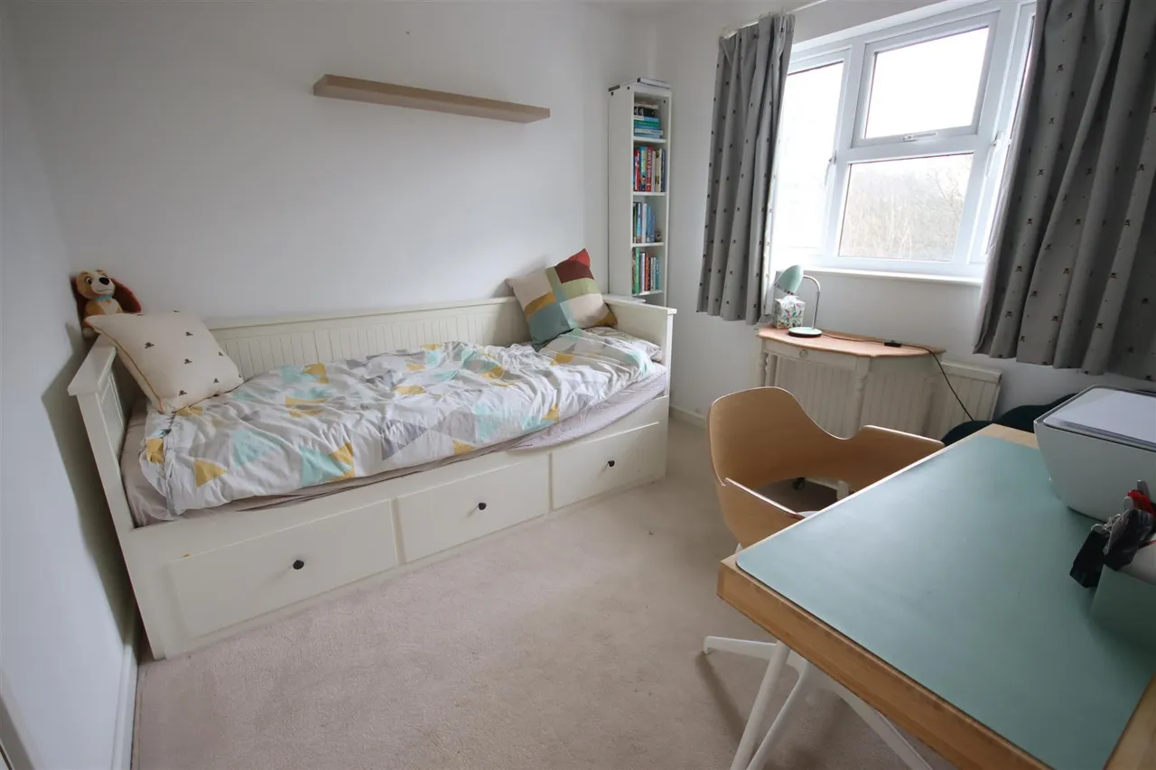 Holland Close, Chippenham, photo 10