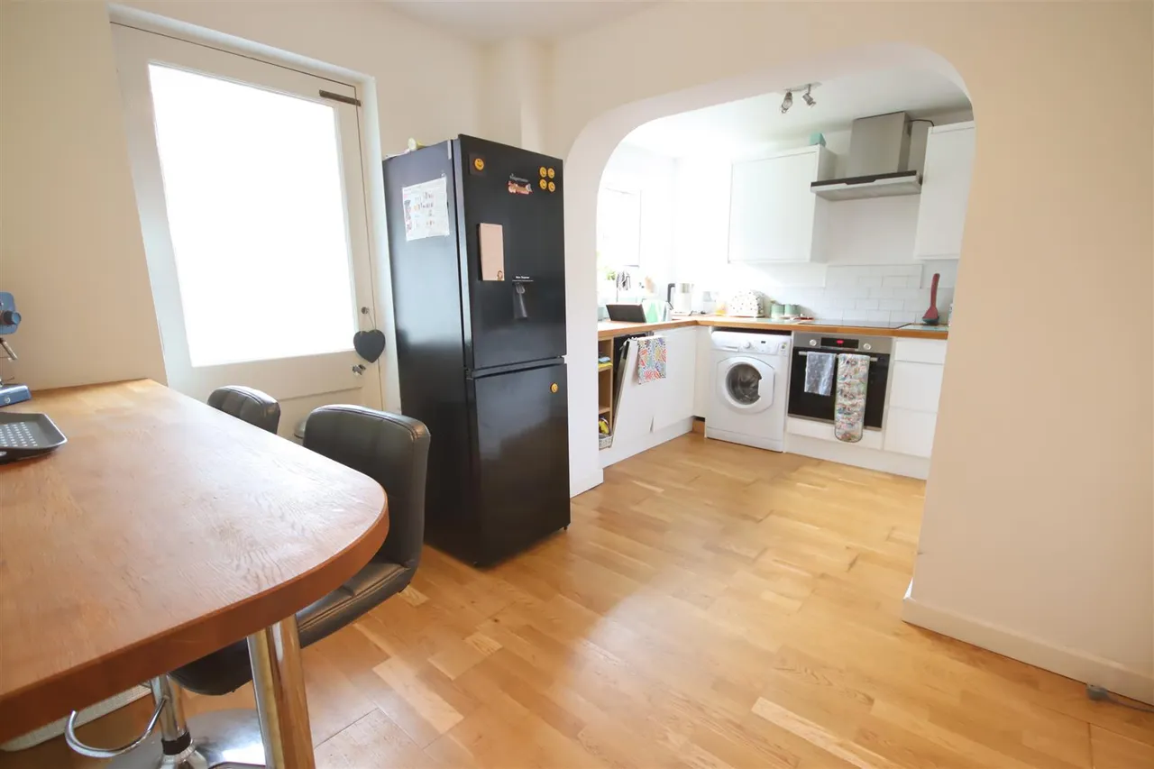 Holland Close, Chippenham, photo 7