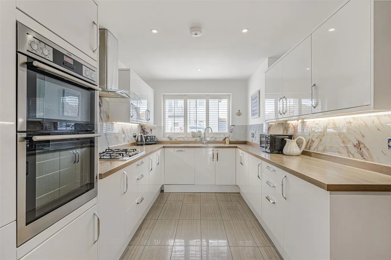 Roderick Avenue, Peacehaven, photo 5