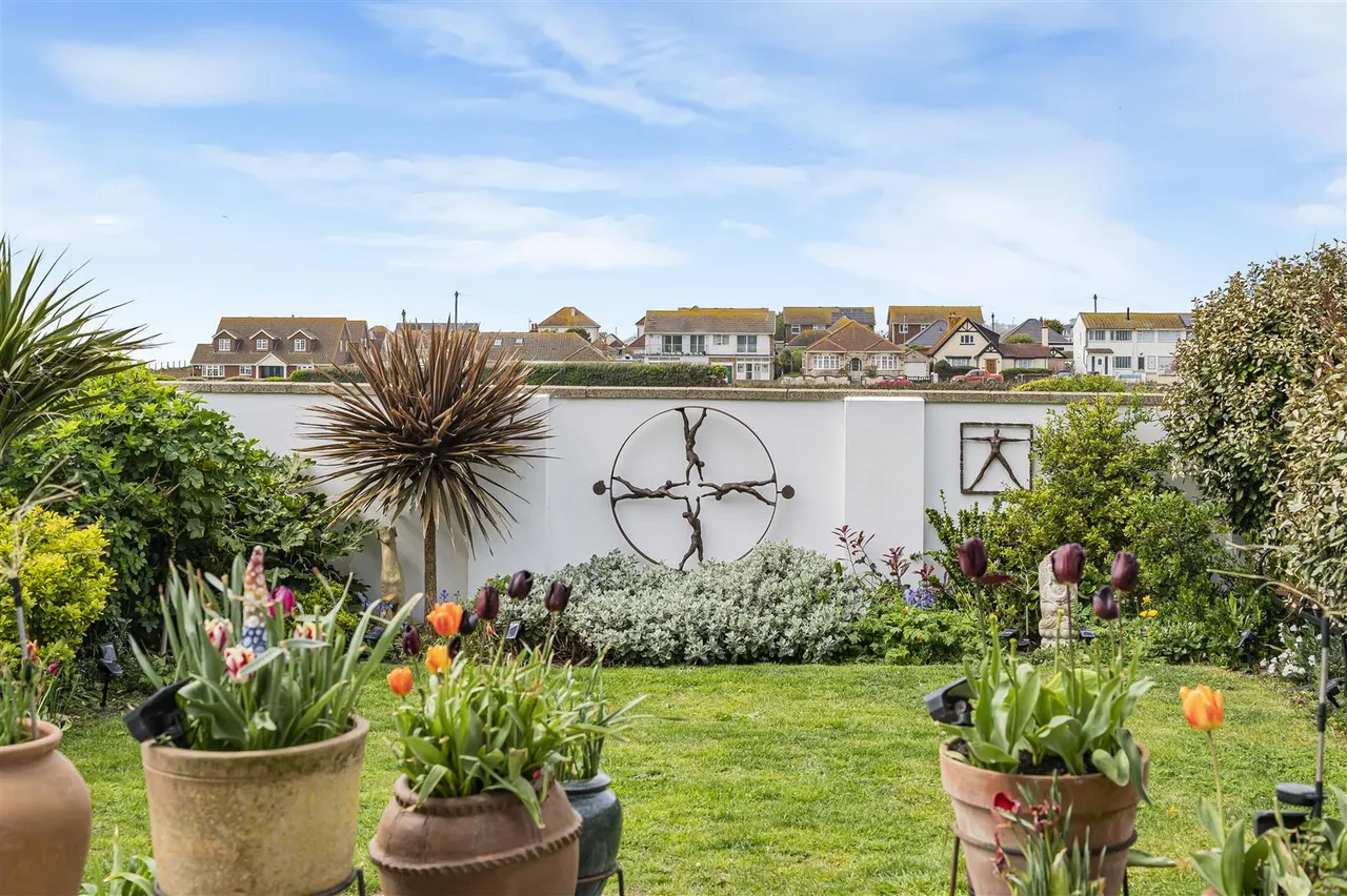 Roderick Avenue, Peacehaven, photo 6