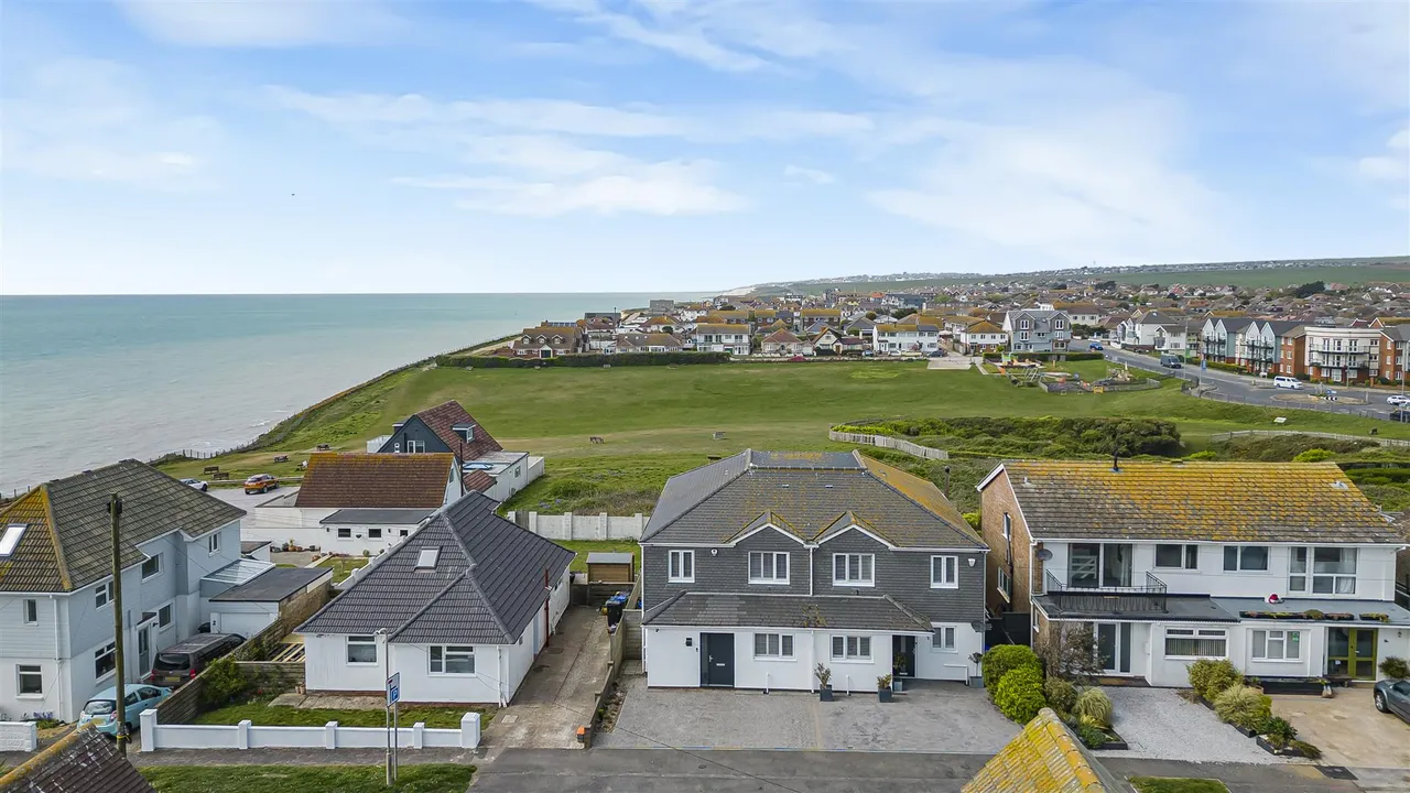 Roderick Avenue, Peacehaven, photo 2