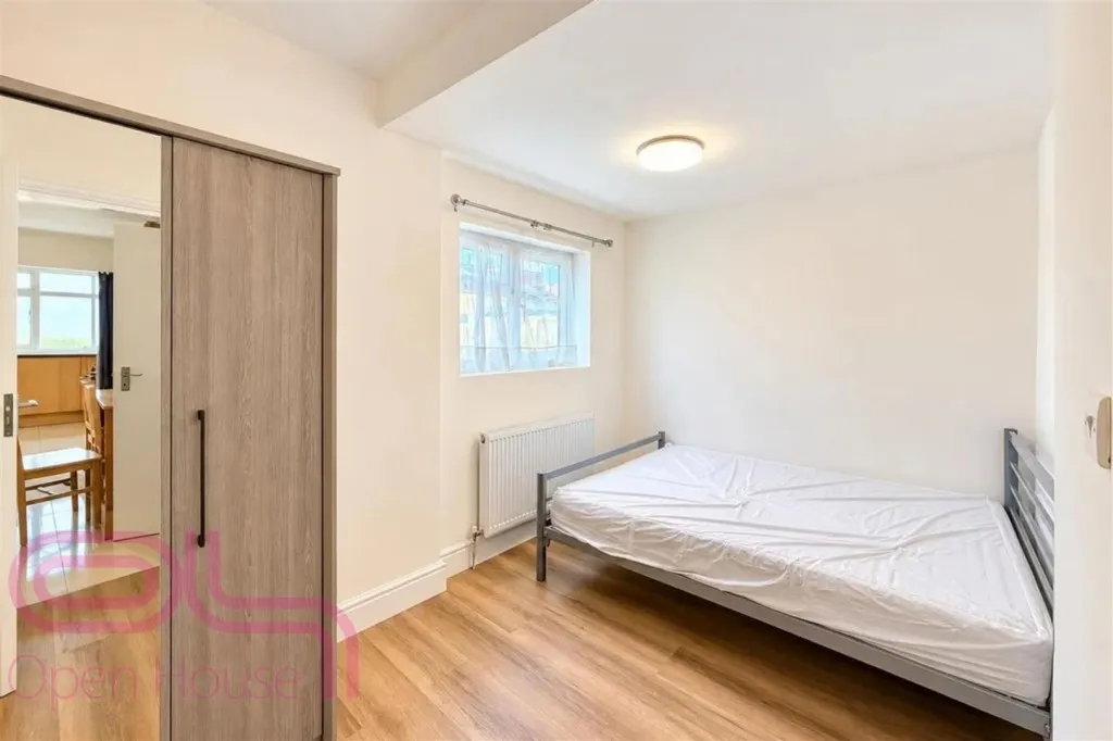 Raynor Close, Southall, UB1, photo 4