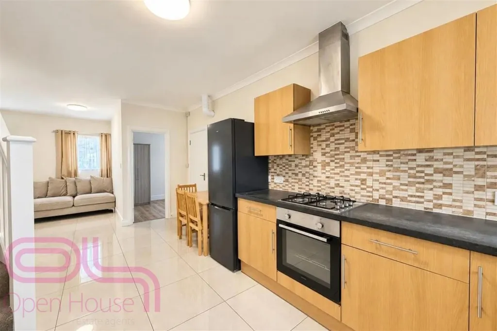 Raynor Close, Southall, UB1, photo 3