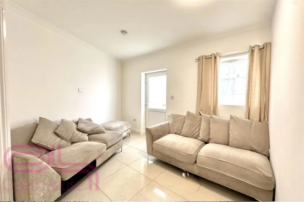 3 bed flat to rent, Raynor Close, Southall, UB1
