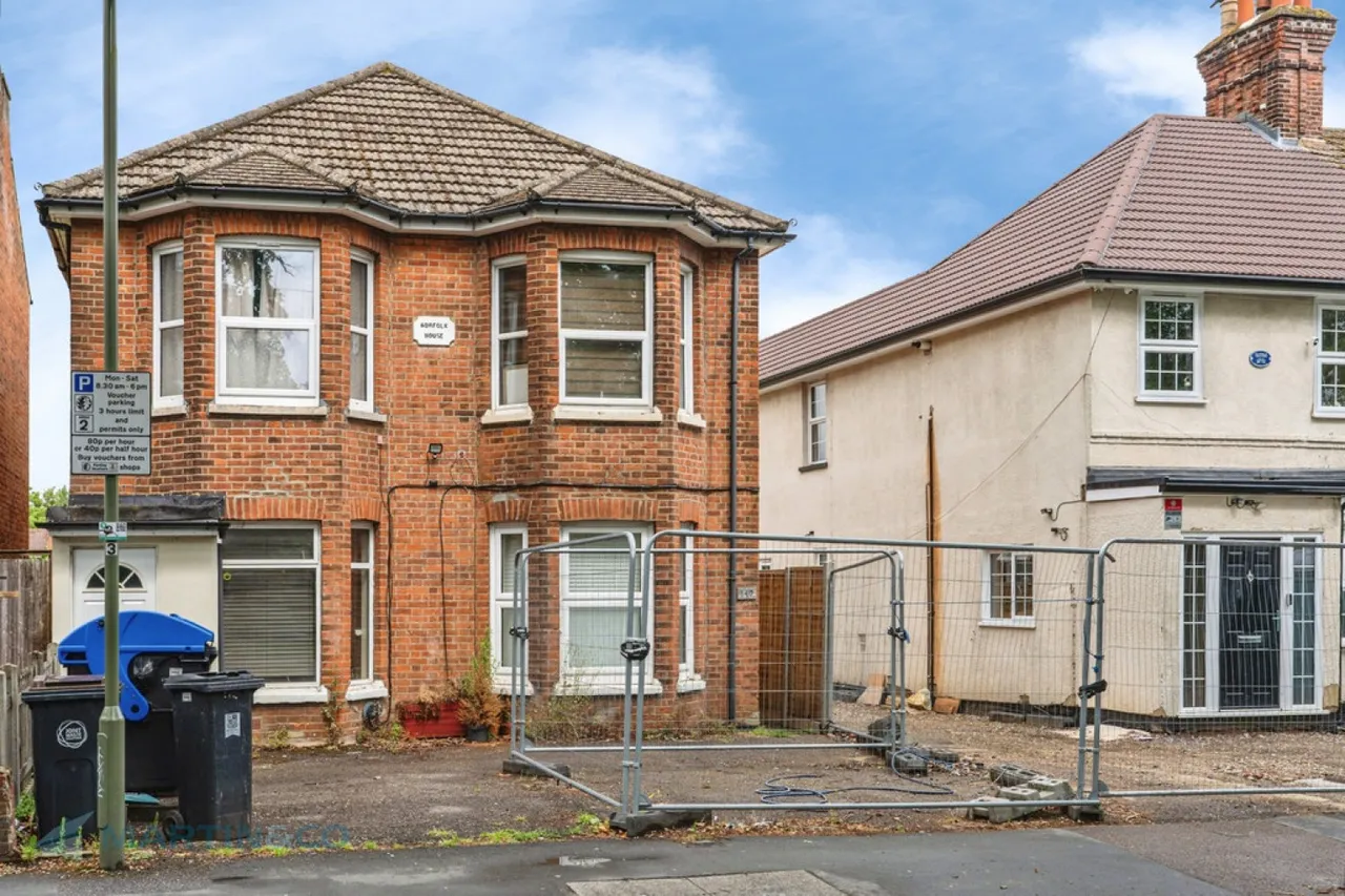 Maybury Road, Woking, Surrey, photo 9