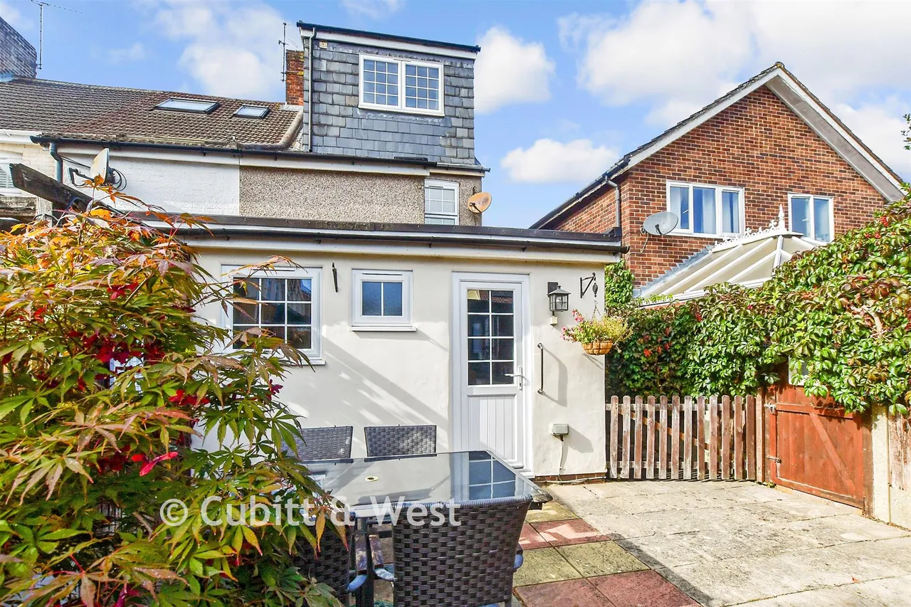 Malthouse Road, Southgate, RH10, photo 14