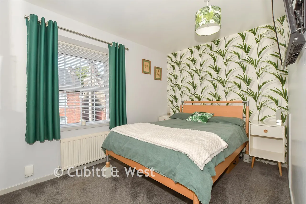 Malthouse Road, Southgate, RH10, photo 8