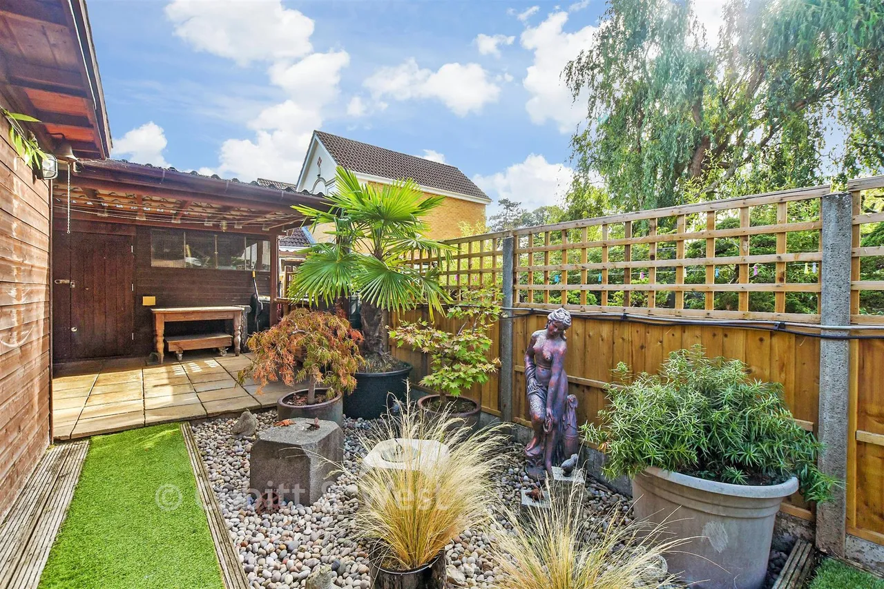 Malthouse Road, Southgate, RH10, photo 16