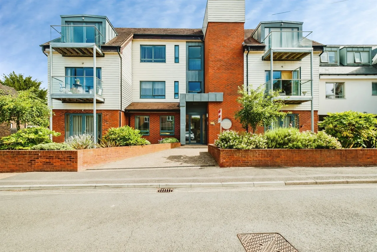 1 bed flat for sale — Denne Parade, Horsham