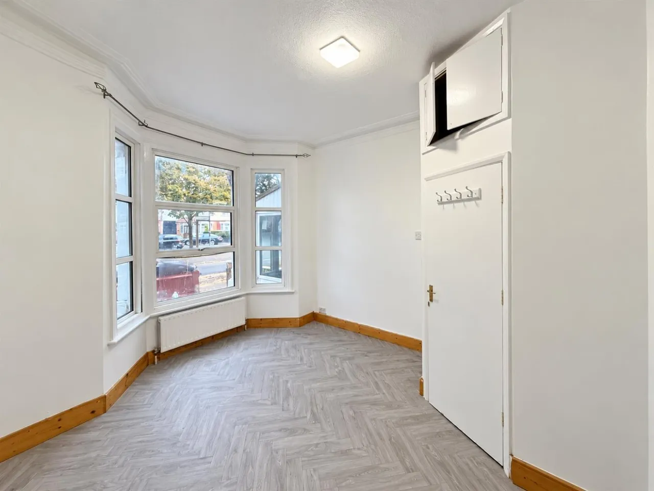bed Maisonette To LetMaswell Park Crescent, Hounslow, TW3, photo 2