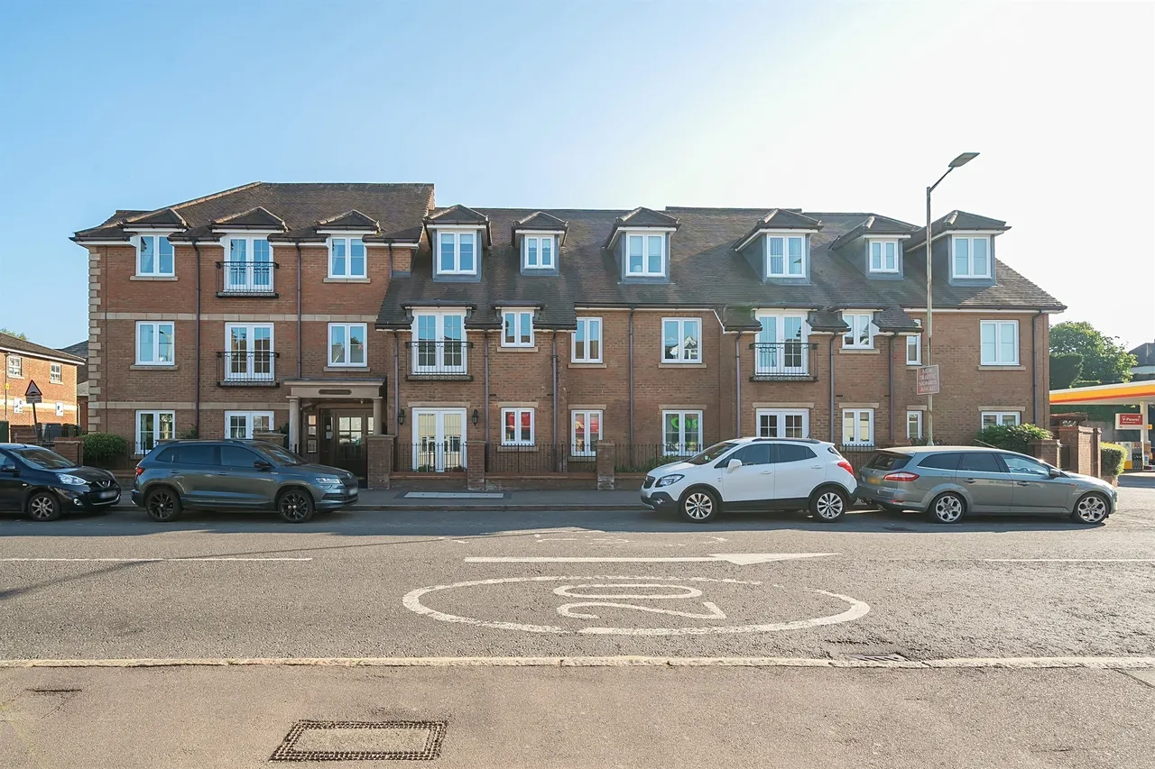 2 bed flat for sale — High Street, Berkhamsted