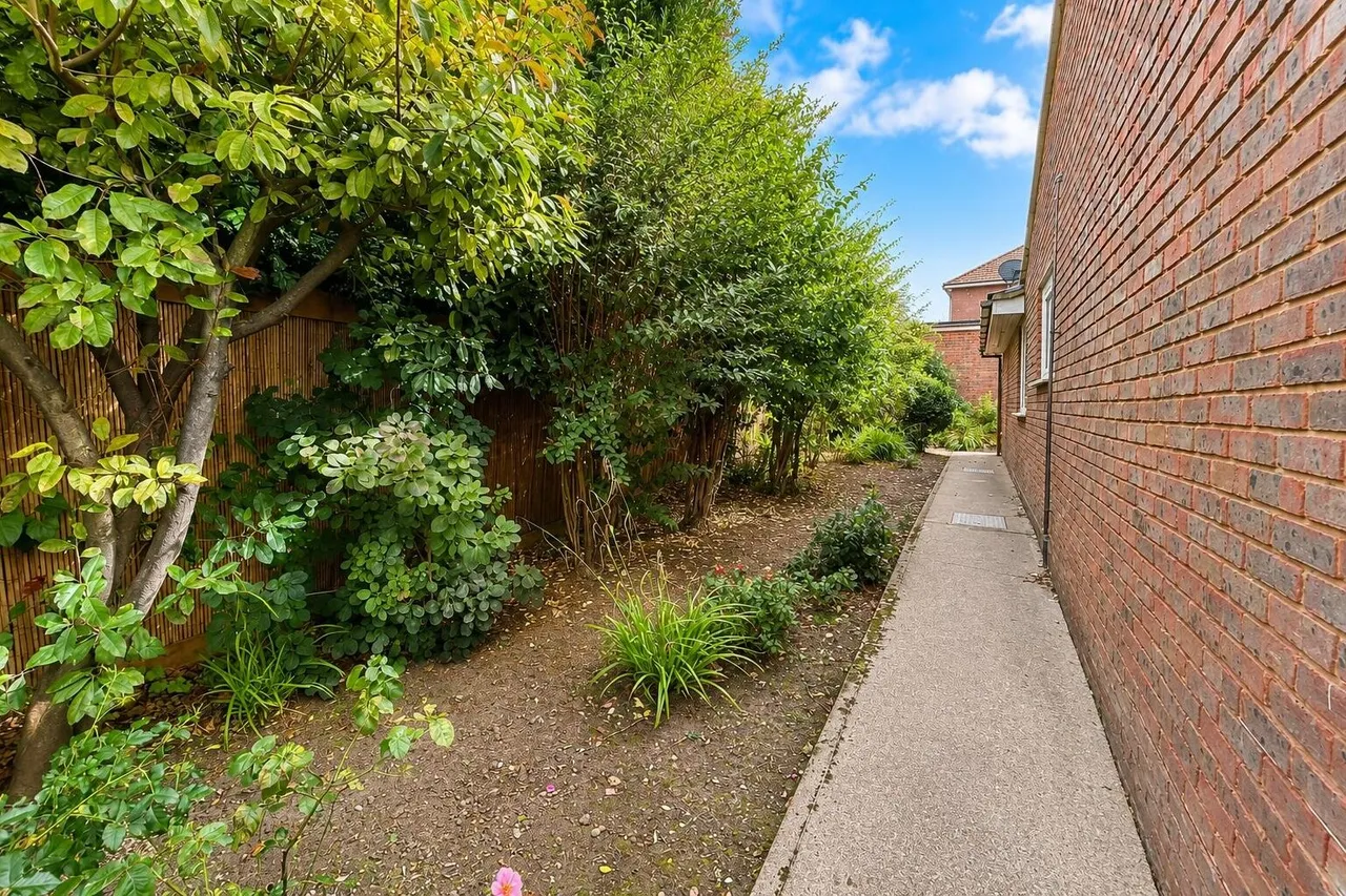 Brompton Farm Road, Rochester, photo 31