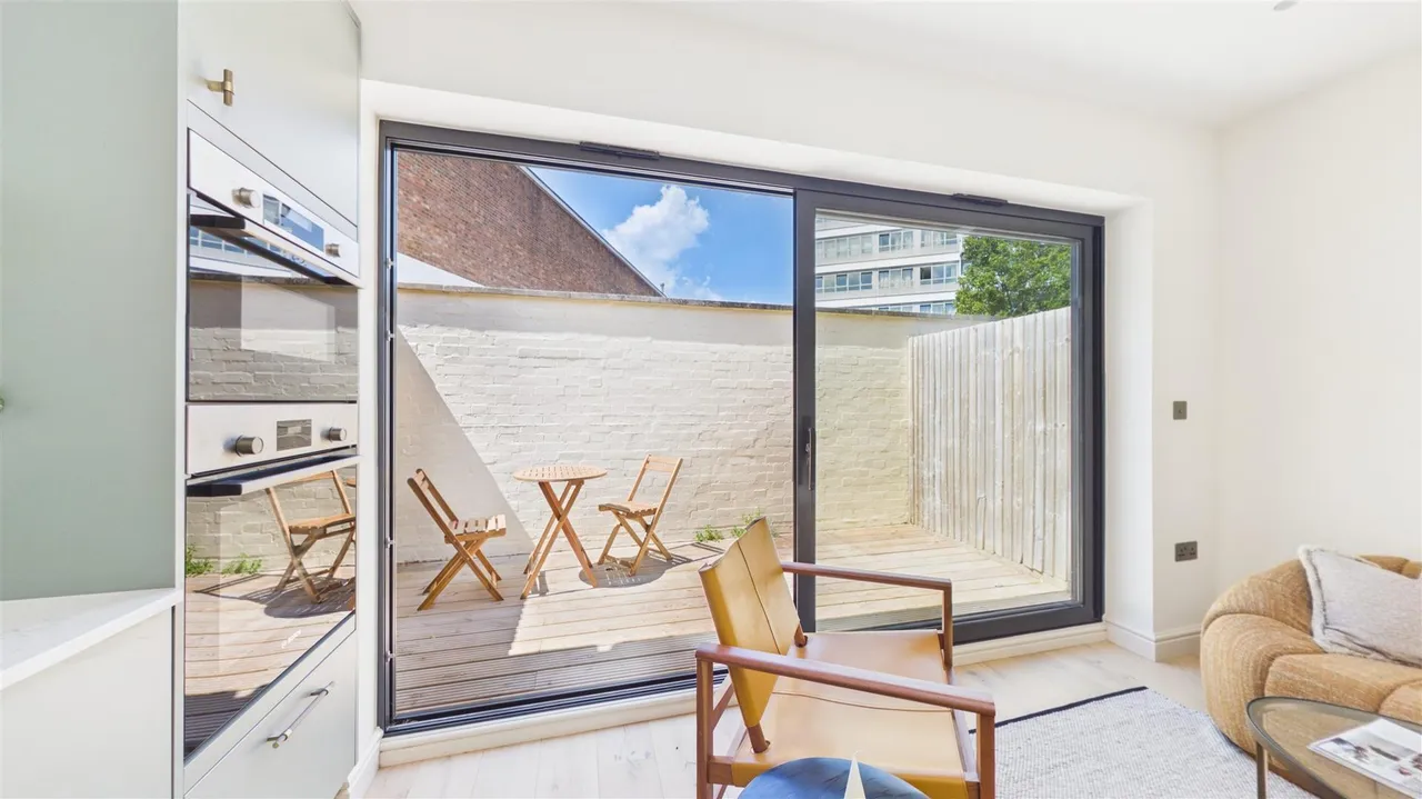 2 bed property for sale, Brixton Hill, London, SW2