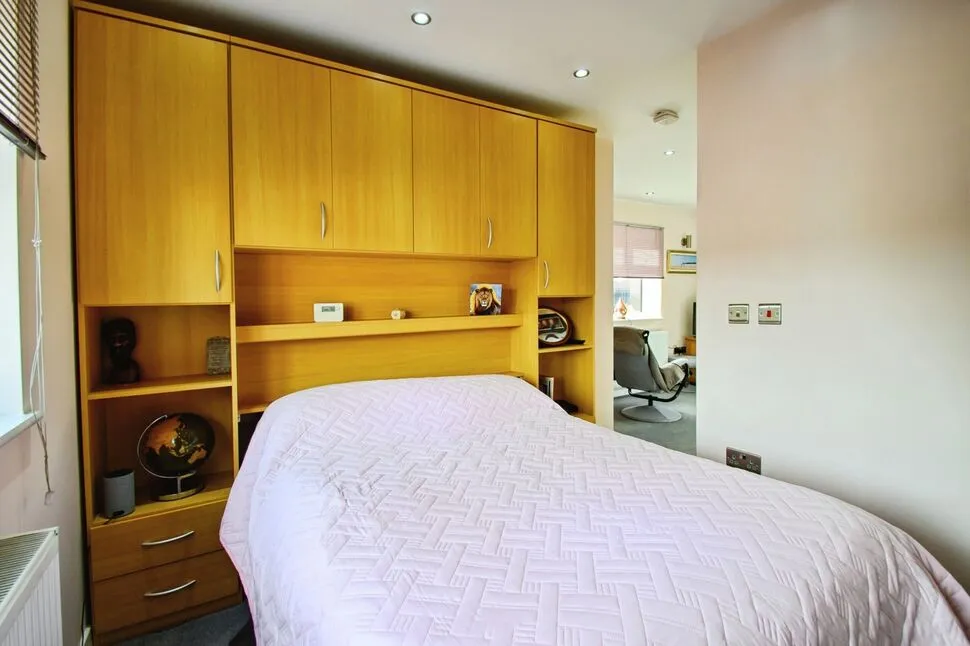Cornwall Drive, Bury, BL9, photo 17