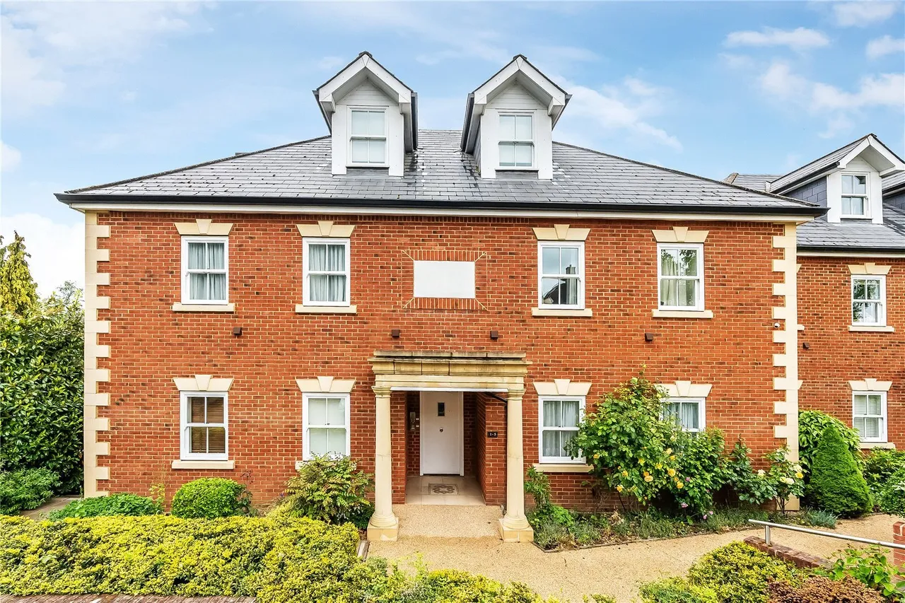 3 bed flat for sale, West Hill, Oxted, RH8
