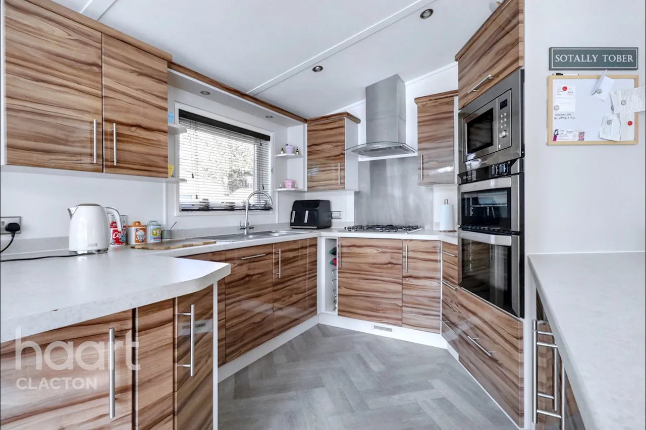 Clacton Road, Clacton-On-Sea, CO16, photo 4