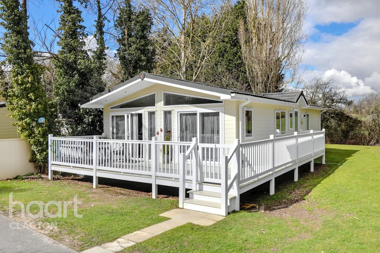 2 bed lodge for sale, Clacton Road, Clacton-On-Sea, CO16