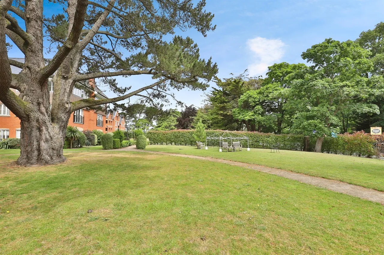 Royal Close, CHRISTCHURCH, photo 12