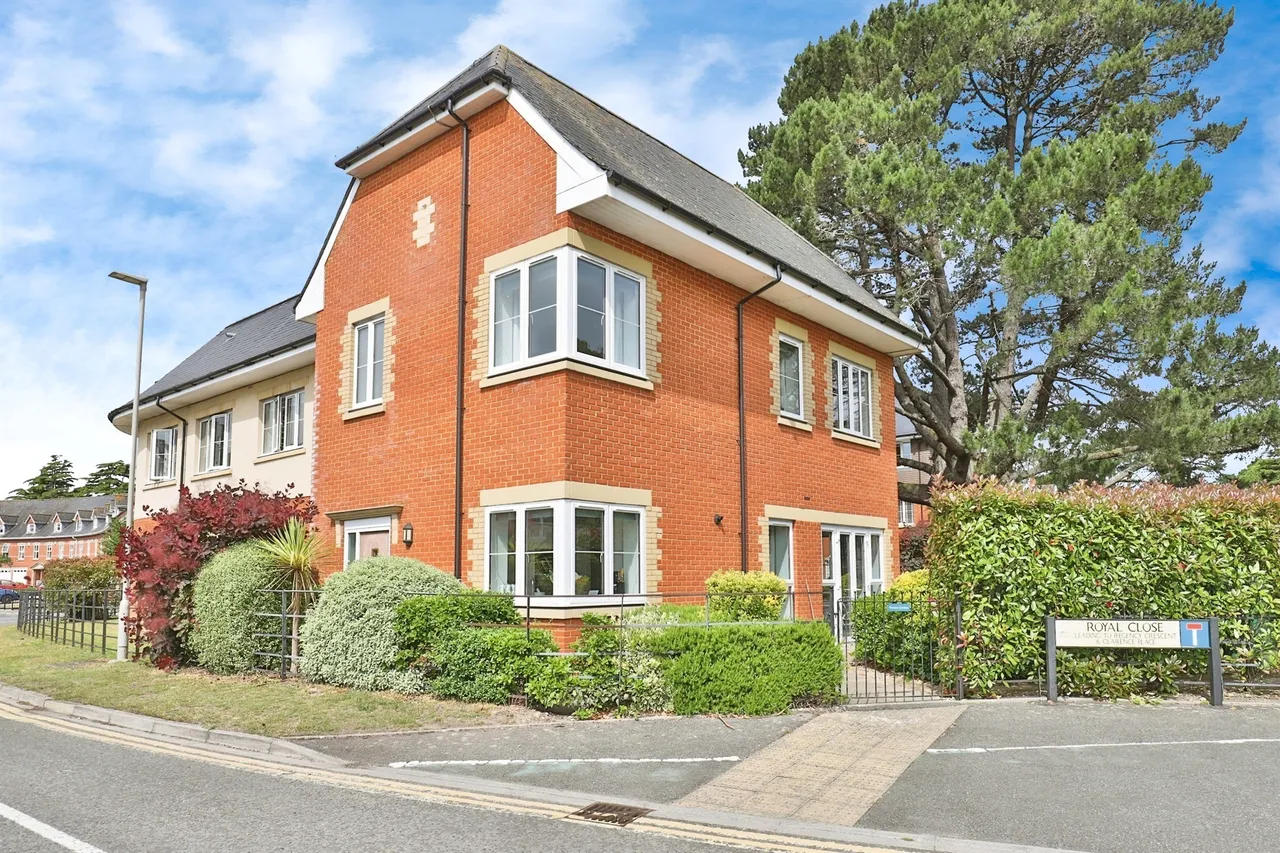 2 bed flat for sale — Royal Close, CHRISTCHURCH