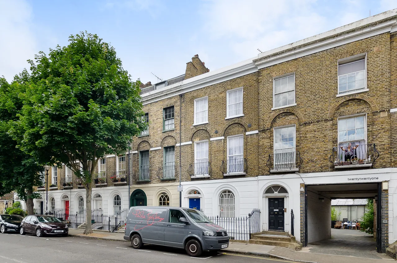2 bed flat to rent — 19a River Street, London