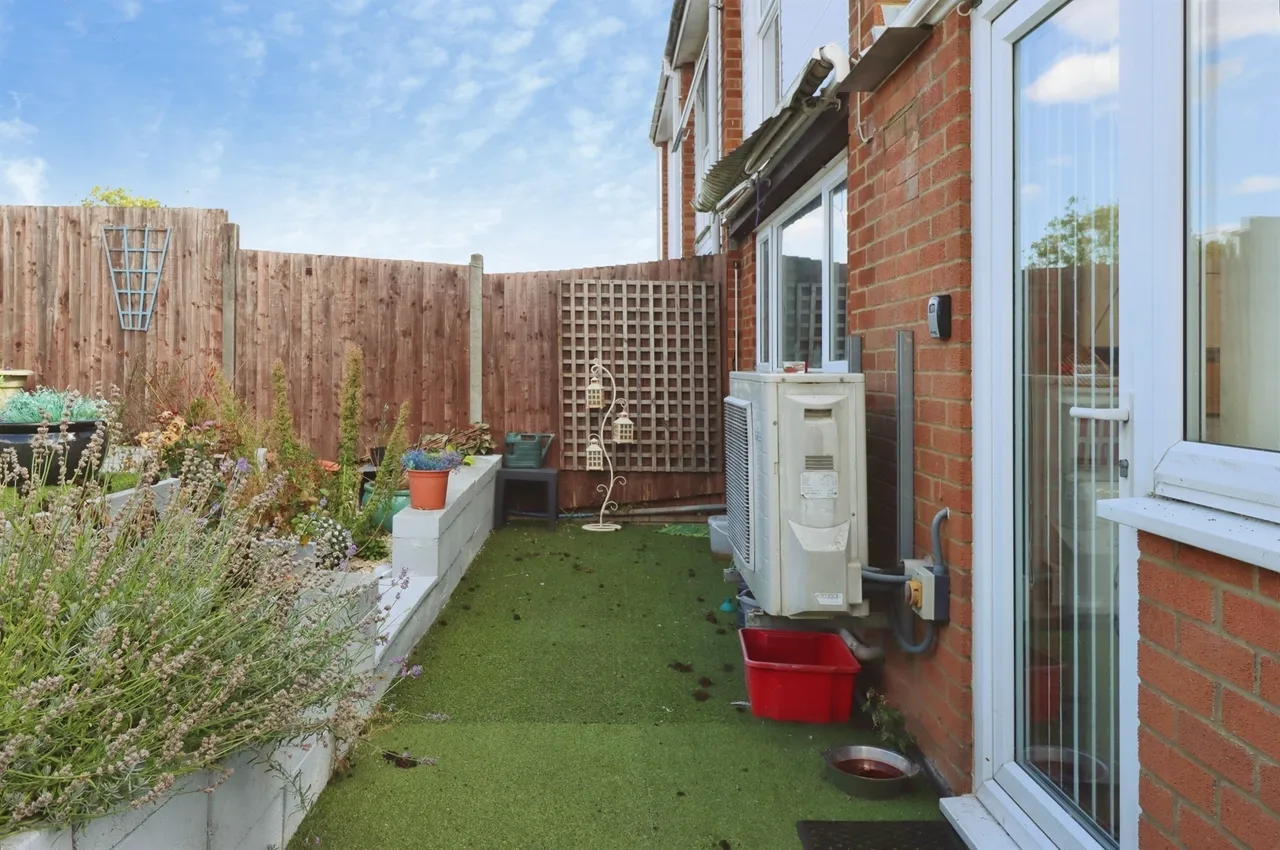 Rose Close, Rothwell, NN14, photo 24
