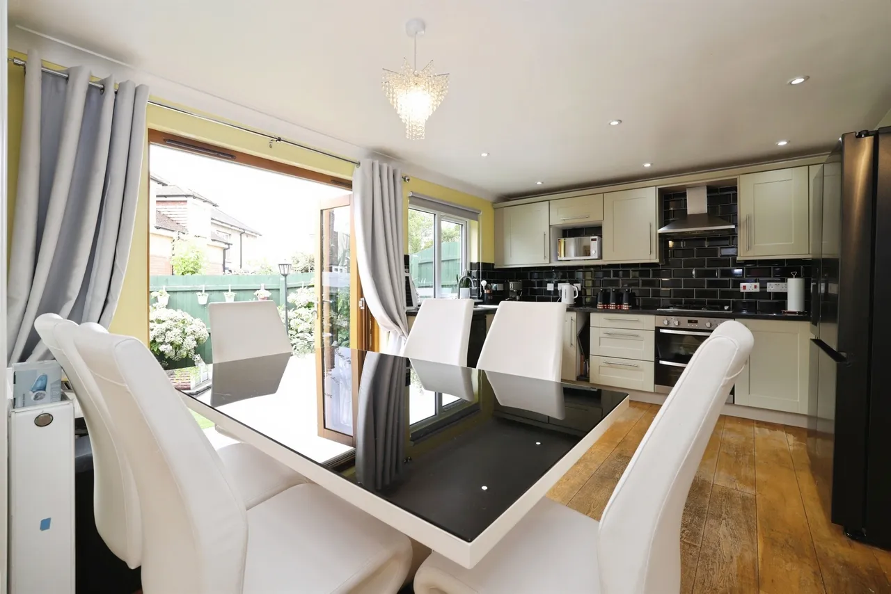 Thistlebarrow Road, SALISBURY, photo 3