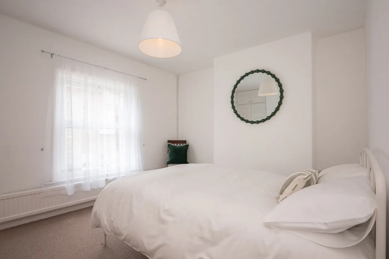 Period Three Bedroom Cottage in Holt, photo 7