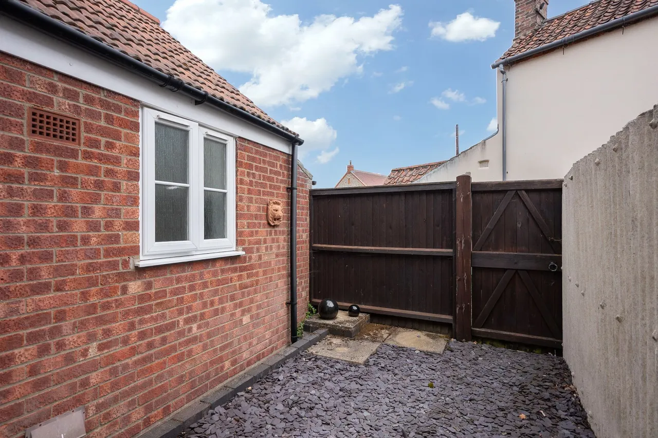 Period Three Bedroom Cottage in Holt, photo 14