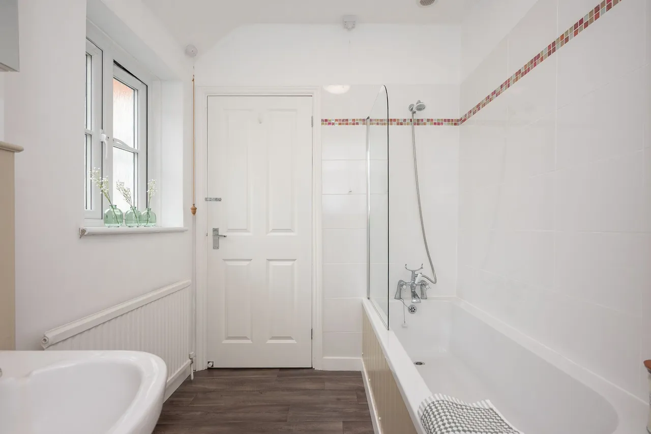 Period Three Bedroom Cottage in Holt, photo 12