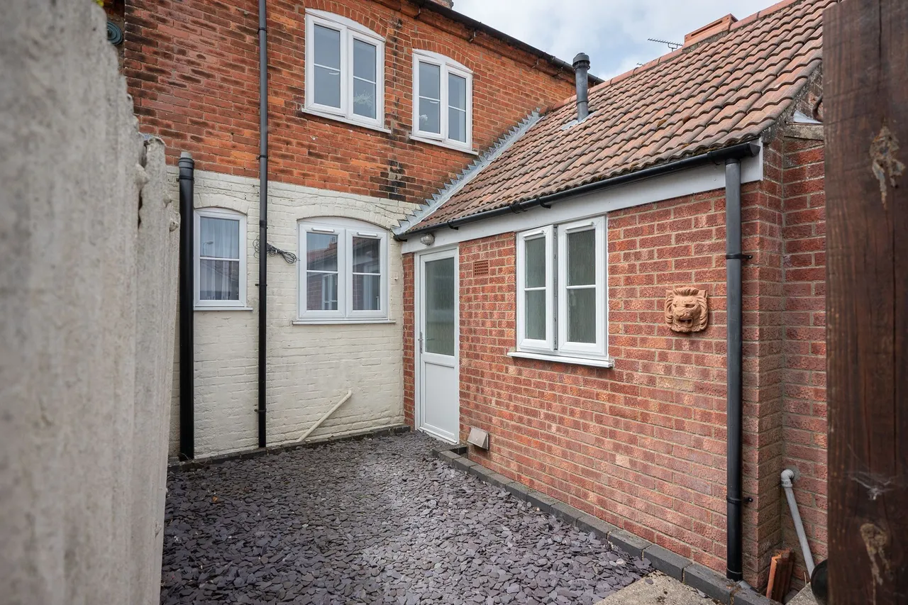Period Three Bedroom Cottage in Holt, photo 15
