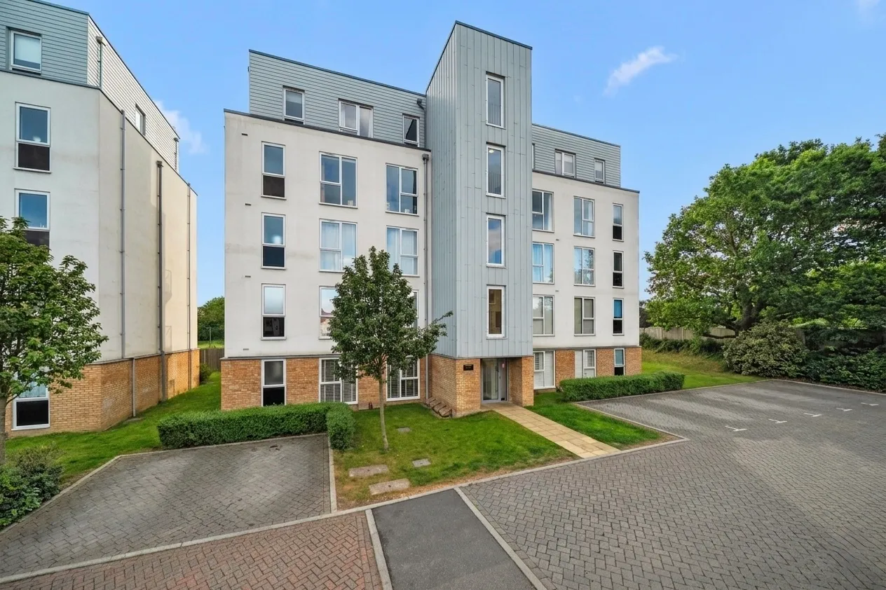 2 bed flat for sale, Hawker Drive, Addlestone, KT15