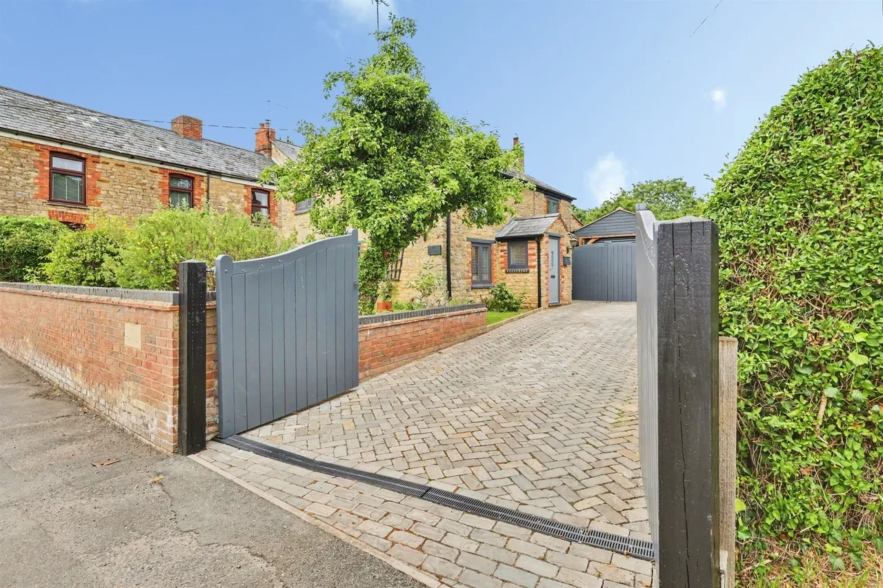 3 bed house for sale, Chapel Lane, Hackleton, NN7
