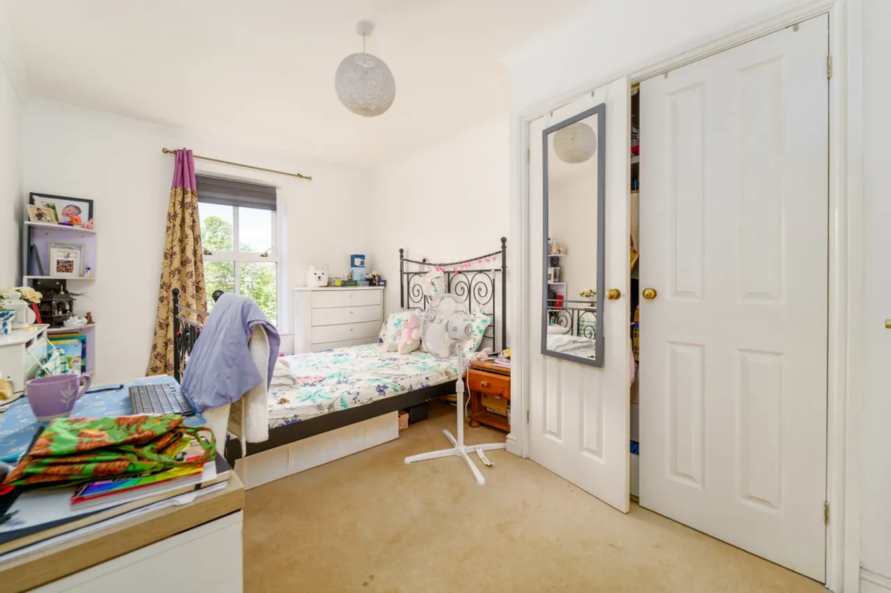 Wraysbury Gardens, Staines-upon-Thames, TW18, photo 8