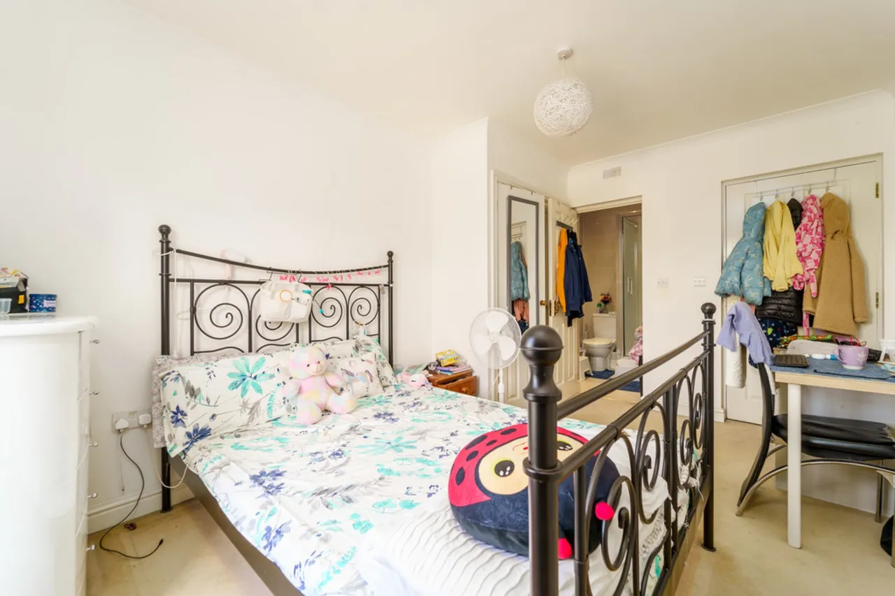Wraysbury Gardens, Staines-upon-Thames, TW18, photo 6