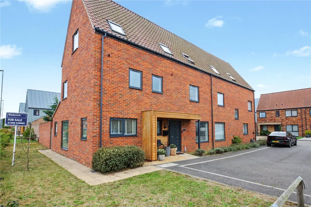 4 bed house for sale — Paddocks Way, Poringland, Norwich, Norfolk, NR14