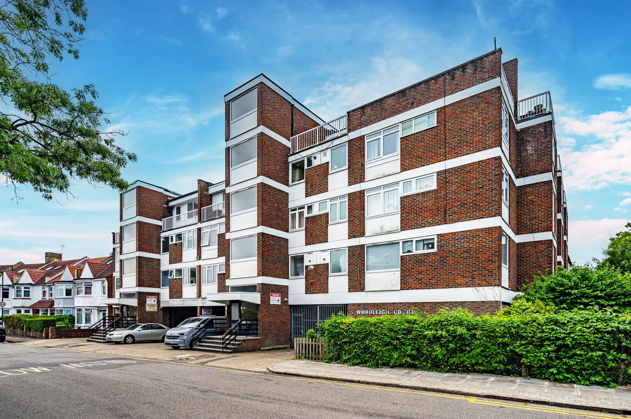 2 bed flat for sale — 9 Woodleigh Court, Stuart Crescent, London