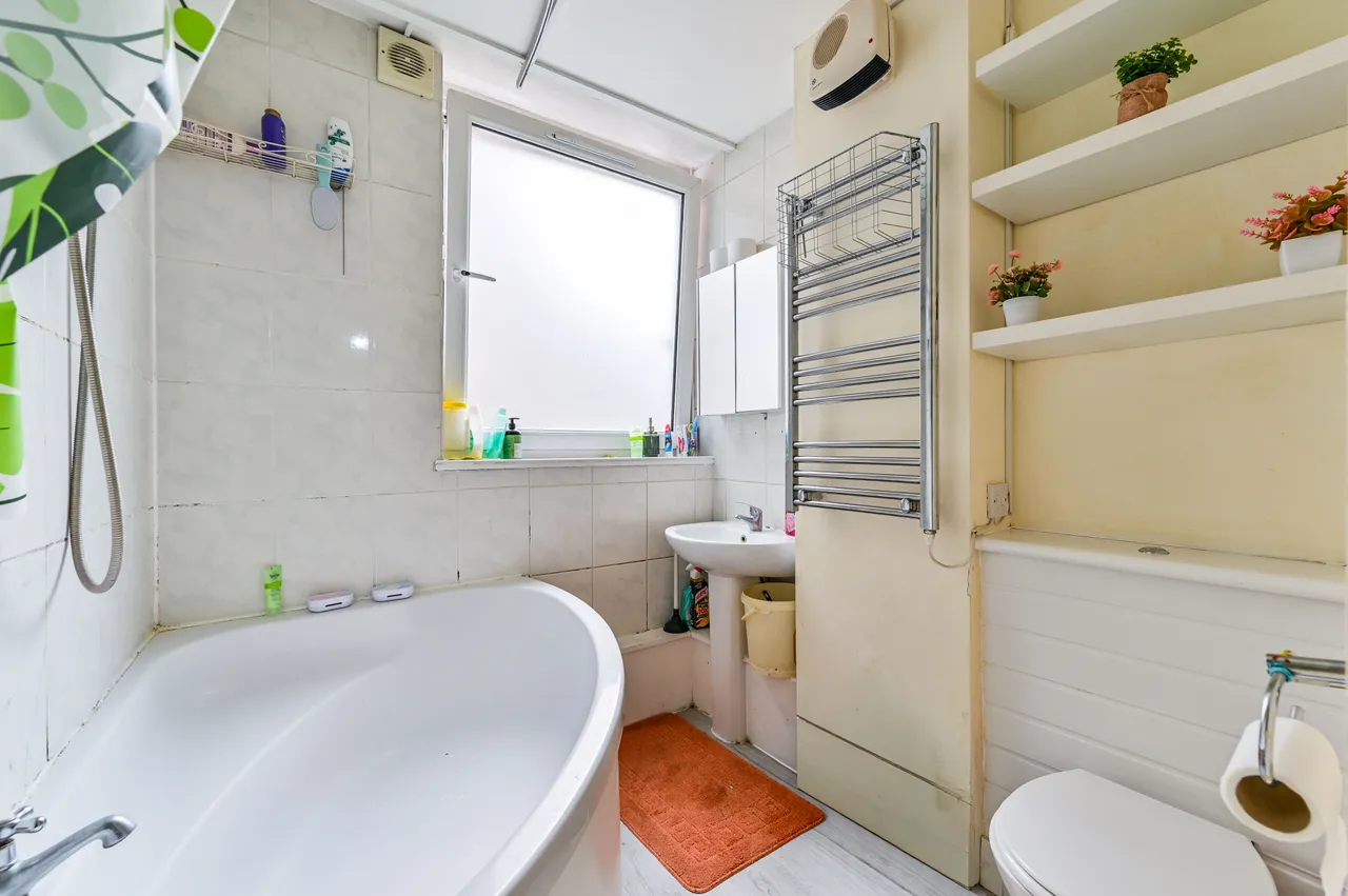9 Woodleigh Court, Stuart Crescent, London, photo 5