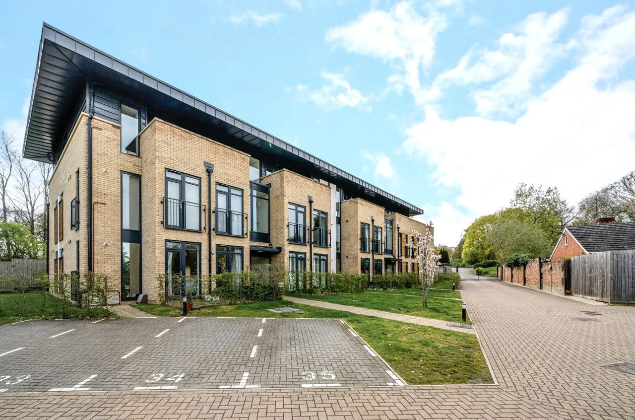 2 bed flat for sale — Rye Common Lane, Crondall, Farnham, Hampshire, GU10 5EQ