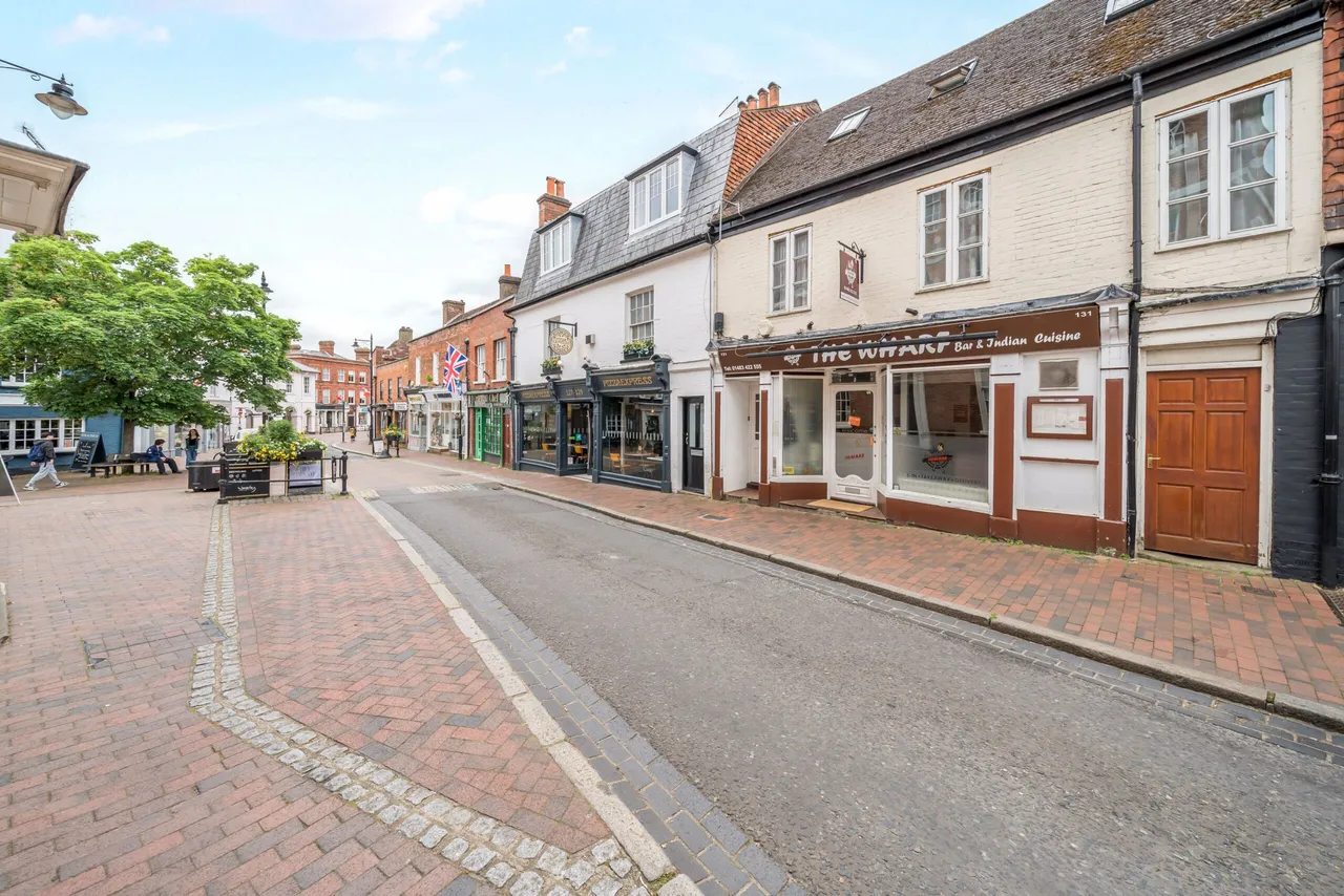 1 bed flat to rent, High Street, Godalming, GU7