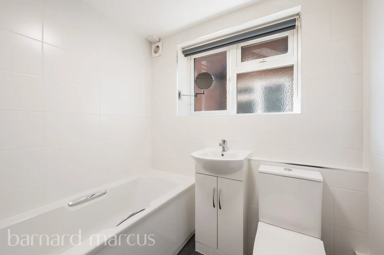 2 bed flat to rent, St Philips Avenue, Worcester Park, KT4
