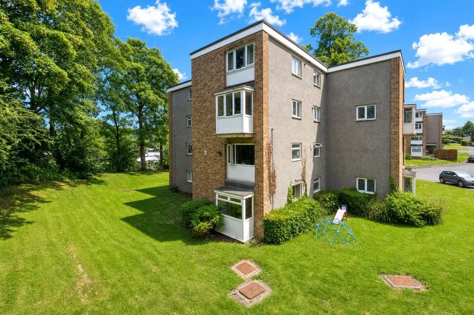 2 bed flat for sale — Hoyle Court Road, Baildon, West Yorkshire, BD17