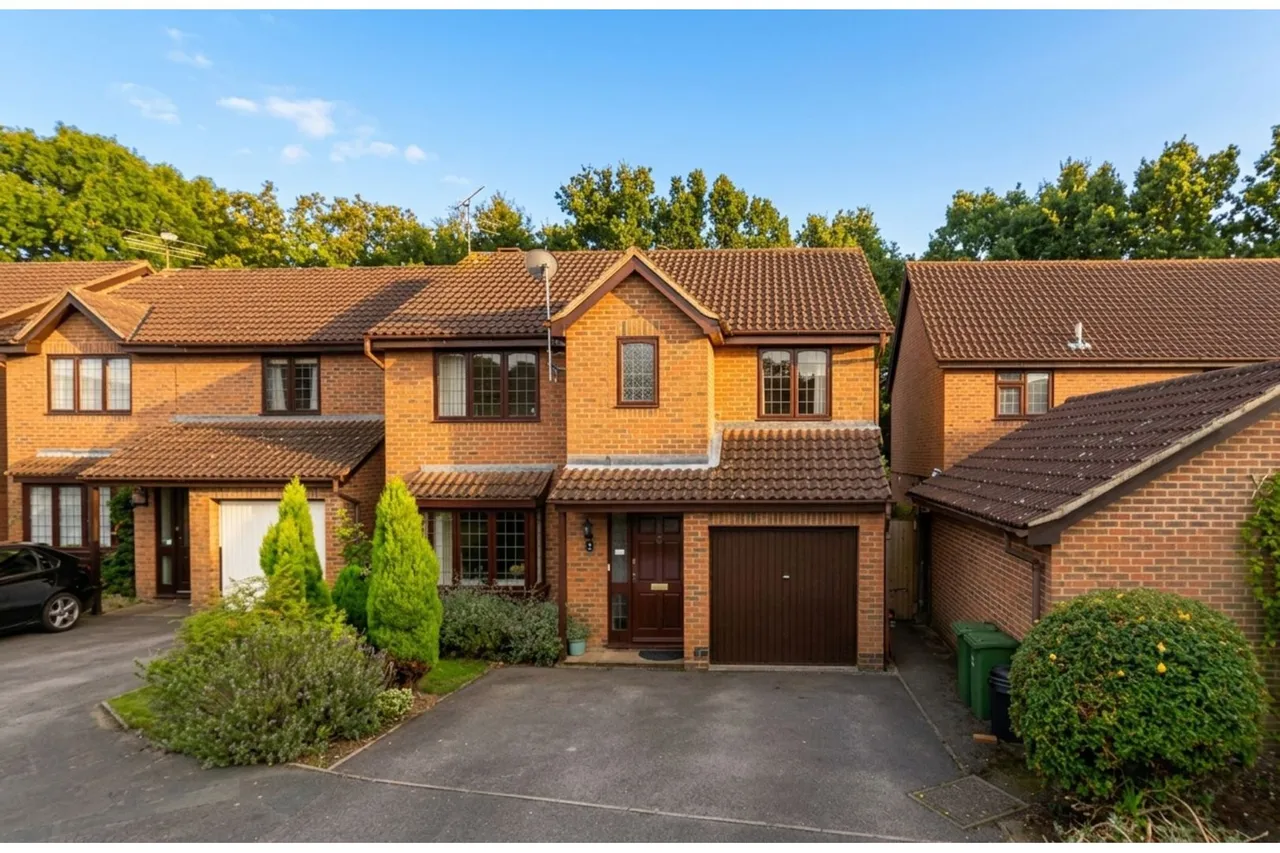 4 bed house to rent, Hastings Close, Camberley, GU16