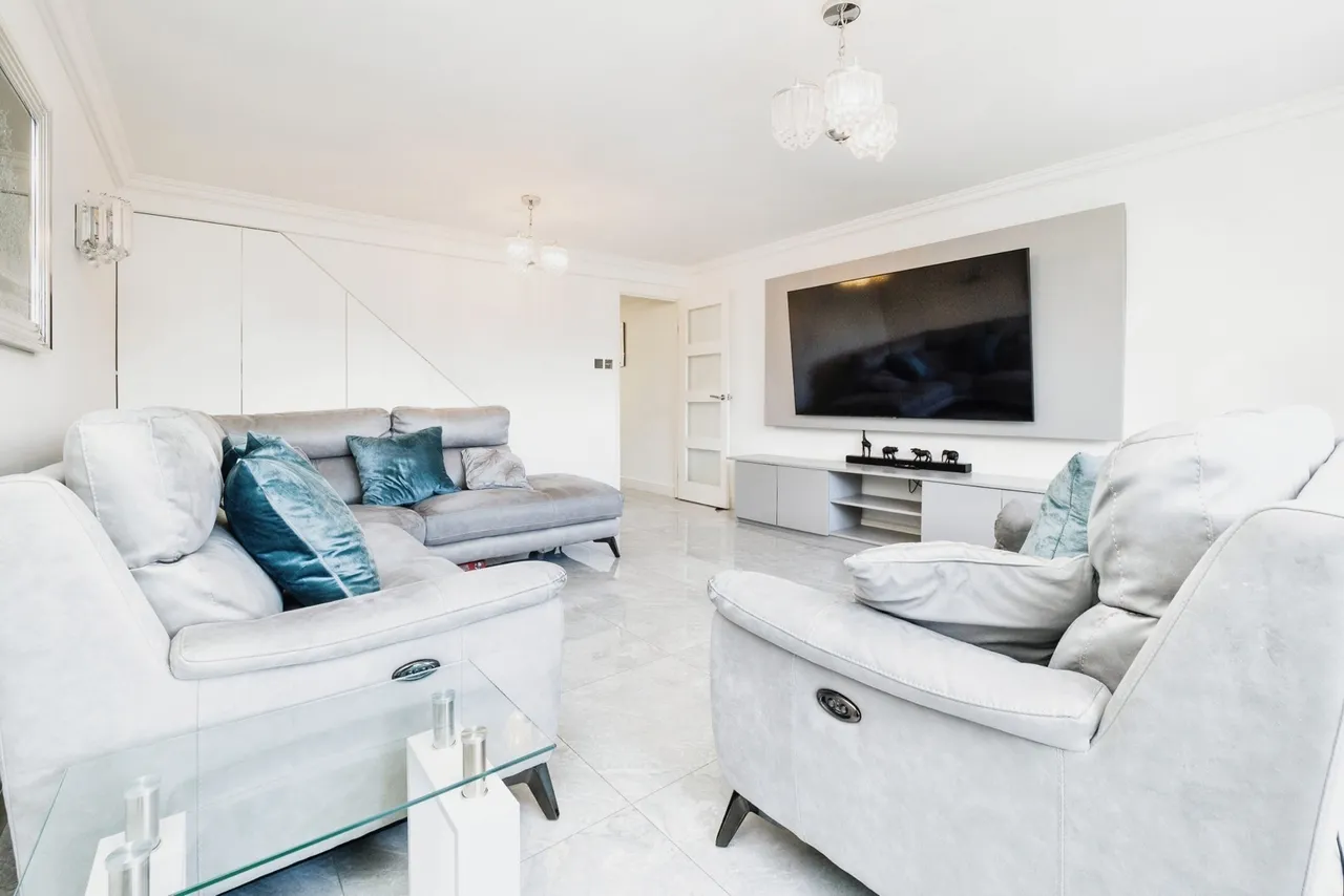 Neave Crescent, Romford, RM3, photo 4